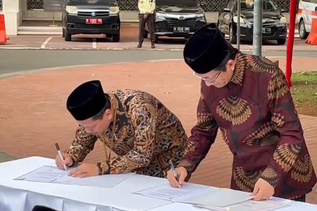 Melalui perwakilan dari Istana, Jokowi dan Ma'ruf Amin menyerahkan sapi kurban ke Masjid Istilal dan diterima langsung oleh Imam Besar Masjid Istiqlal Nasarudin Umar dan ditandai dengan penandatanganan serah-terima.