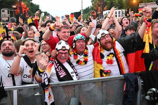 Kemenangan tersebut juga disambut gembira suporter Jerman di yang membanjiri Fan Zone di kawasan Brandenburg Gate, Berlin. Mereka meneriakkan yel-yel, menari-nari, hingga meminum bir merayakan kemenangan Die Mannschaft.