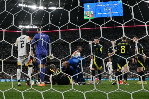 Wasit Clement Turpin sempat meninjau ulang pelanggaran tersebut melalui video assistant referee (VAR).