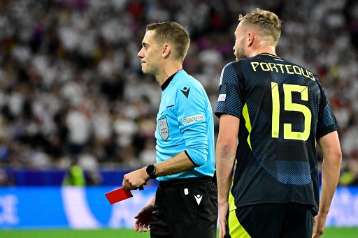 Wasit kemudian memberikan hukuman kartu merah kepada Ryan Porteous dan hadiah penalti untuk Jerman.