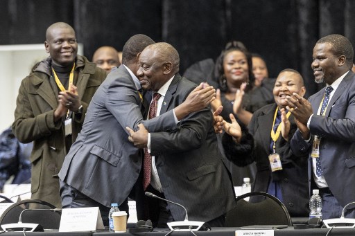 Ramaphosa, pemimpin Kongres Nasional Afrika (ANC), menang meyakinkan di Parlemen melawan Julius Malema dari Pejuang Kemerdekaan Ekonomi sayap kiri. Ramaphosa mendapatkan 283 suara, dibandingkan Malema yang mendapat 44 suara dari 400 anggota dewan.