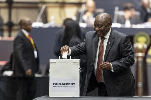 Ramaphosa yang berusia 71 tahun mendapatkan masa jabatan keduanya dengan bantuan anggota parlemen dari partai terbesar kedua di negara itu, Aliansi Demokratik (DA), dan beberapa partai kecil. 