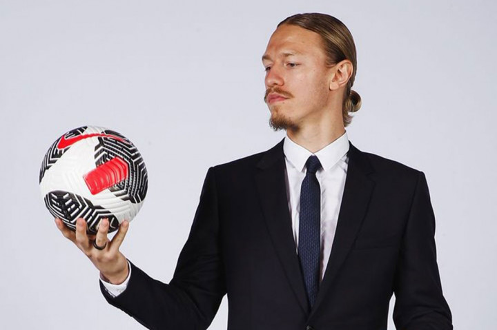 Safonov menjabat kapten Krasnodar sejak 2020 atau saat masih berusia 21 tahun. Kiper yang sudah 175 kali tampil untuk klub asal Rusia Selatan itu juga masuk dalam skuad timnas Rusia dengan catatan 14 kali bermain sejak debut pada Juni 2021.