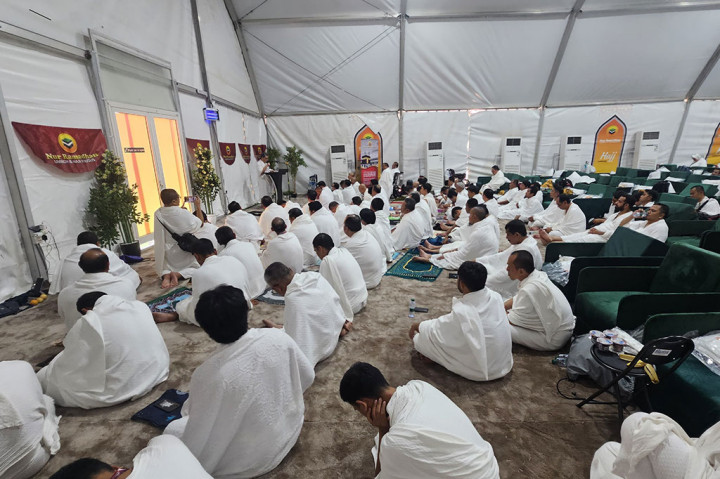 Setelah melaksanakan wukuf, jemaah diberangkatkan ke Muzdalifah untuk mengambil batu kerikil sebanyak 49 hingga 70 butir untuk lempar jamrah bagi jemaah yang akan mengambil nafar awal di Mina, sedangkan jemaah haji yang akan nafar tsani mengambil batu untuk lempar jamrah sebanyak 70 butir.