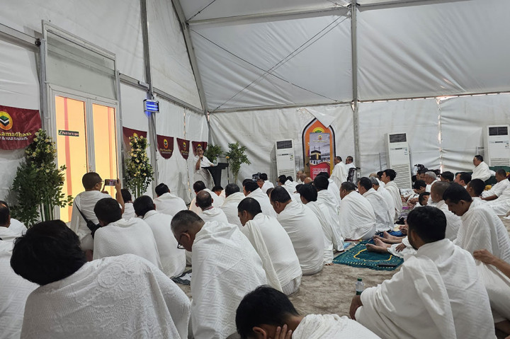 Jemaah haji dari seluruh dunia termasuk dari Indonesia sedang melaksanakan prosesi wukuf di Arafah pada 9 Zulhijah 2024 atau 15 Juni 2024. Waktu wukuf di Arafah dimulai setelah tergelincirnya matahari (waktu Zuhur) pada hari Arafah.