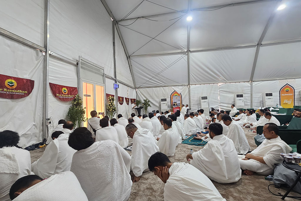 Saat wukuf, jemaah diimbaut agar memanfaatkan kesempatan terbaik dalam hidupnya dengan memperbanyak zikir, membaca talbiyah, menggaungkan kalimat tauhid, dan membaca Al-Qur'an.