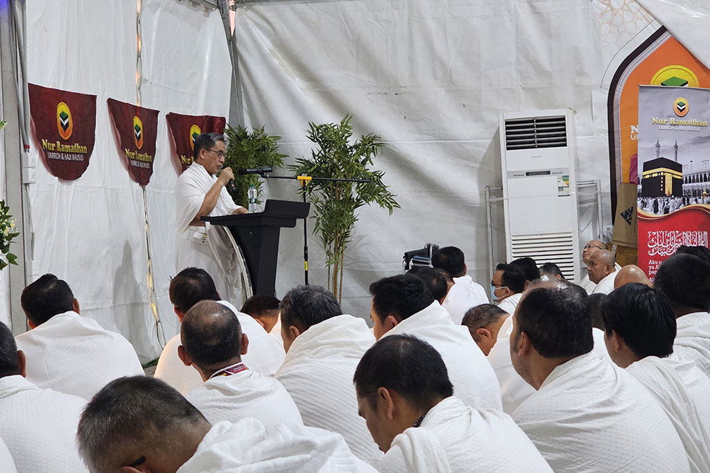 Jemaah dari Indonesia tengah mendengarkan khutbah wukuf di Arafah. Khutbah wukuf disampaikan oleh Romo Muhammad Syafi'i, anggota tim pengawas haji DPR RI.