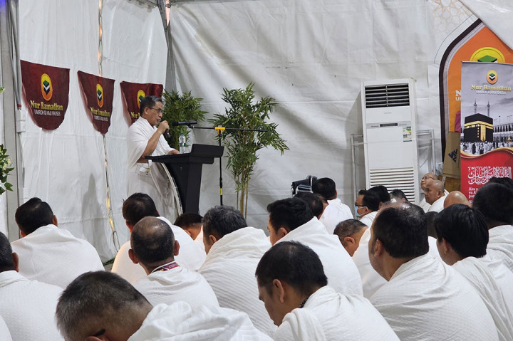 Jemaah dari Indonesia tengah mendengarkan khutbah wukuf di Arafah. Khutbah wukuf disampaikan oleh Romo Muhammad Syafi'i, anggota tim pengawas haji DPR RI.