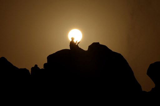 Jutaan jemaah haji dari berbagai negara berkumpul di padang Arafah untuk melaksanakan wukuf yang menjadi puncak ibadah dah sahnya haji.