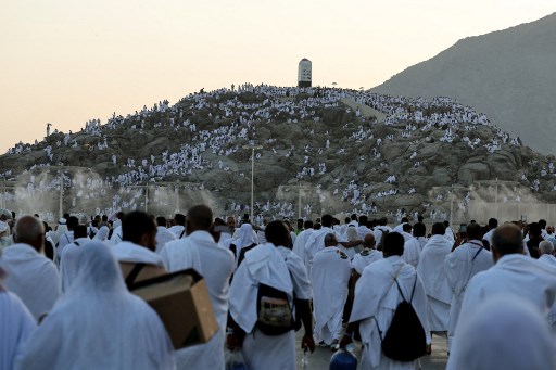 Jemaah diimbau agar memanfaatkan kesempatan terbaik dalam hidupnya dengan memperbanyak zikir, membaca talbiyah, menggaungkan kalimat tauhid, membaca Al-Qur'an, dan berdoa, karena Arafah adalah tempat mustajab atau terkabulnya doa.