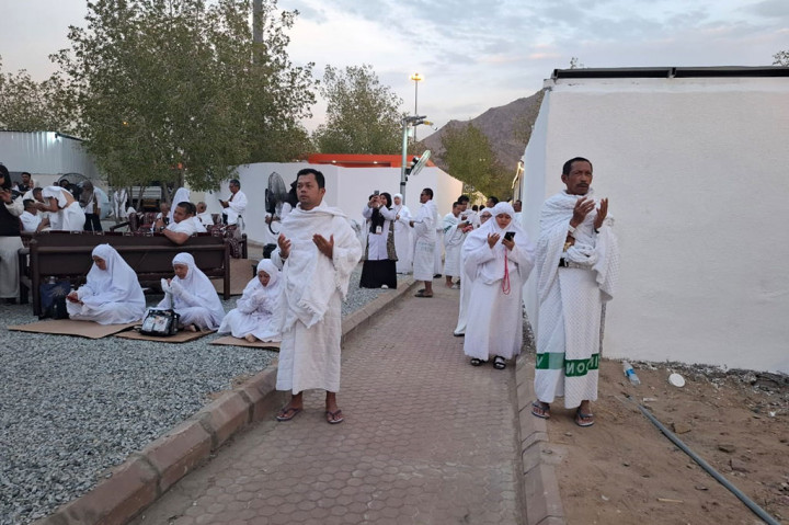 Jutaan jemaah haji dari berbagai negara berkumpul di padang Arafah untuk melaksanakan wukuf yang menjadi puncak ibadah dah sahnya haji pada 9 Zulhijah 2024 atau 15 Juni 2024. Waktu wukuf di Arafah dimulai setelah tergelincirnya matahari (waktu Zuhur) pada hari Arafah.