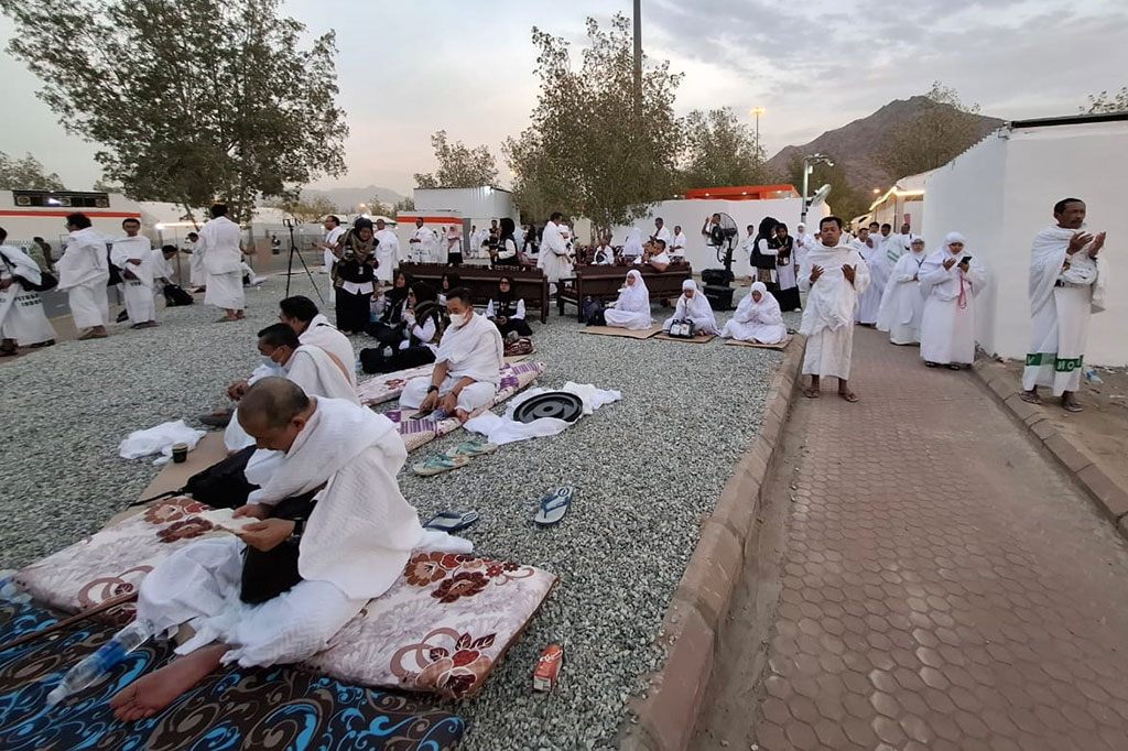 Menjelang Magrib, jemaah haji memanfaatkan sisa waktu wukuf untuk berdoa.