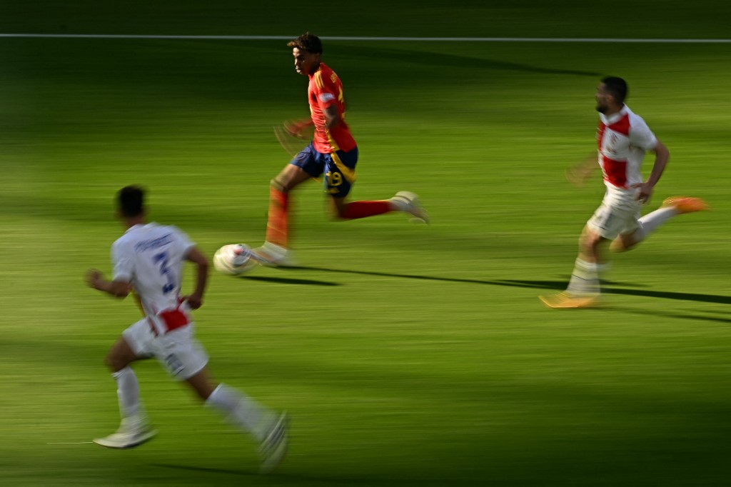 Timnas Spanyol langsung menurunkan Lamine Yamal untuk menghadapi Kroasia pada laga pertama Grup B Euro 2024 di Olympiastadion Berlin, Sabtu, 15 Juni 2024. Dengan begitu, Yamal artinya telah memecahkan rekor sebagai pemain termuda yang pernah berlaga di Piala Eropa atau Euro. 