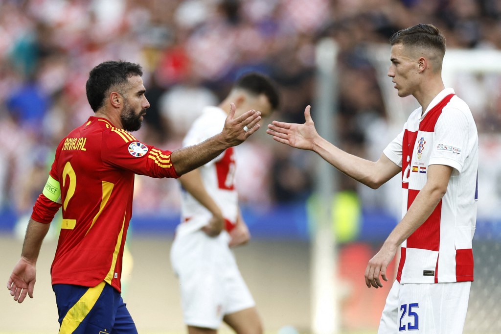 Spanyol mulai membuka keunggulan melalui gol Alvaro Morata yang terlepas dari jebakan offside untuk menuntaskan umpan terobosan Fabian Ruiz pada menit ke-29. Berselang tiga menit kemudian, gentian Ruiz yang mencetak gol kedua dengan aksi individu dan penyelesaian akhirnya yang menawan.