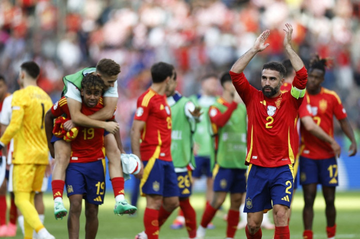 Menjelang babak pertama berakhir pada menit 45+2, Dani Carvajal memperbesar keunggulan Spanyol setelah menyontek umpan silang Lamine Yamal yang mencetak sejarah sebagai pemain termuda di ajang Piala Eropa atau Euro. Dengan begitu, Spanyol unggul 3-0 saat turun minum.
