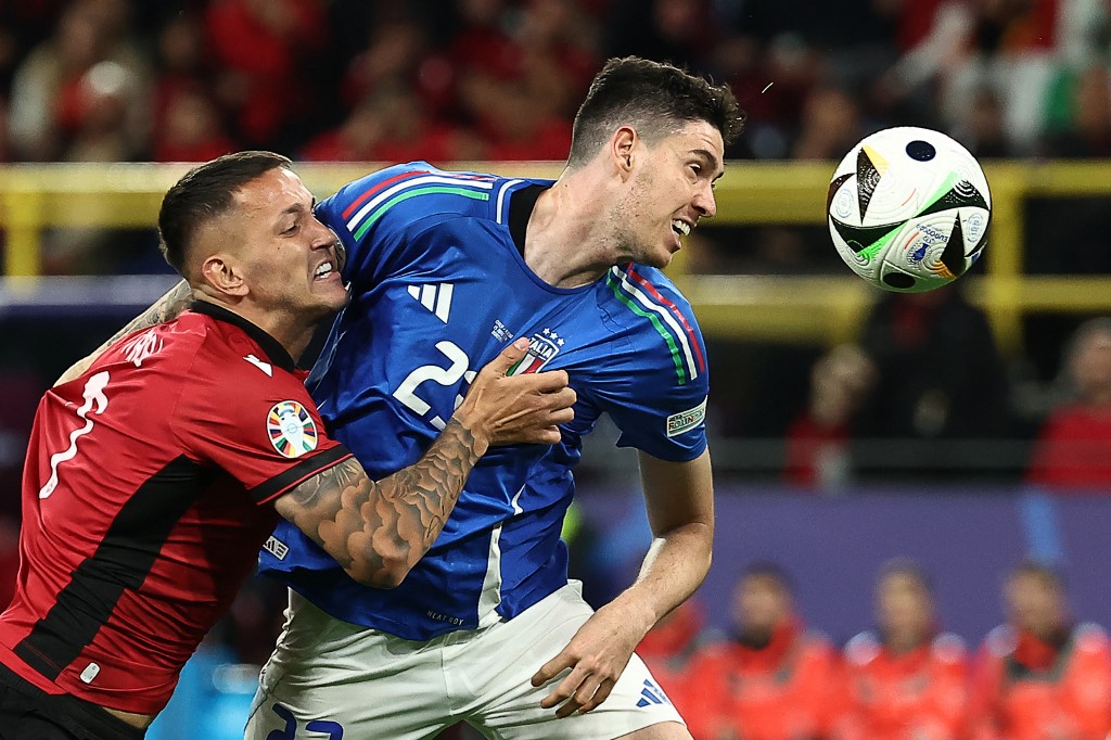 Namun, tidak butuh waktu lama bagi Italia untuk membalikkan keadaan. Alessandro Bastoni mulai menyamakan kedudukan seusai menuntaskan umpan Lorenzo Pellegrini pada menit ke-11. Setelah itu, terdapat gol Nicolo Barella pada menit ke-16 yang membuat Italia unggul 2-1.