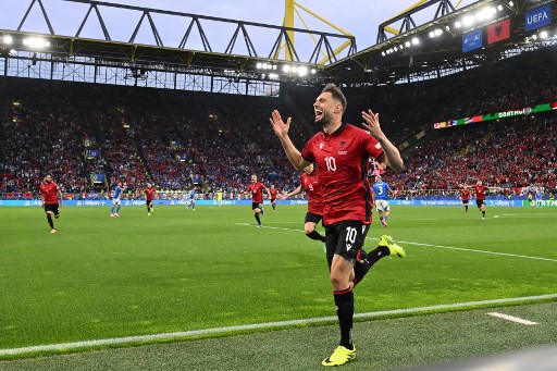 Albania, kuda hitam di Grup B yang mendapat dukungan suporter sebanyak dua pertiga penonton di stadion, mencetak sejarah gol tercepat di Piala Eropa lewat gol Nedim Bajrami di 23 detik.