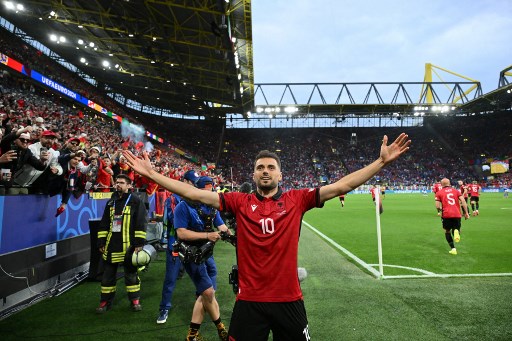 Namun Italia akhirnya bisa mengamankan tiga poin berkat gol Alessandro Bastoni dan Nicolo Barella di menit ke-11 dan ke-16 untuk unggul 2-1 hingga akhir laga.