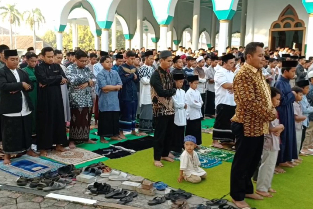 Pondok Modern Darussalam Gontor di Ponorogo, Jawa Timur hari ini, Minggu, 16 Juni 2024 melaksanakan salat Iduladha. Berbeda dengan pemerintah yang menetapkan Iduladha pada hari Senin, 17 Juni 2024 besok, pihak gontor melaksanakan lebih awal dengan alasan sama dengan mekkah.