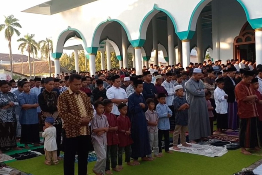 Seperti yang dilaksanakan di Masjid UNIDA Gontor, hari ini ribuan jemaah melaksanakan salat Iduladha. Salat digelar tepat pukul 06.30 WIB, dipimipin oleh Imam Doktor Setiawan bin Lahuri, dan selesai pukul 07.07 WIB.