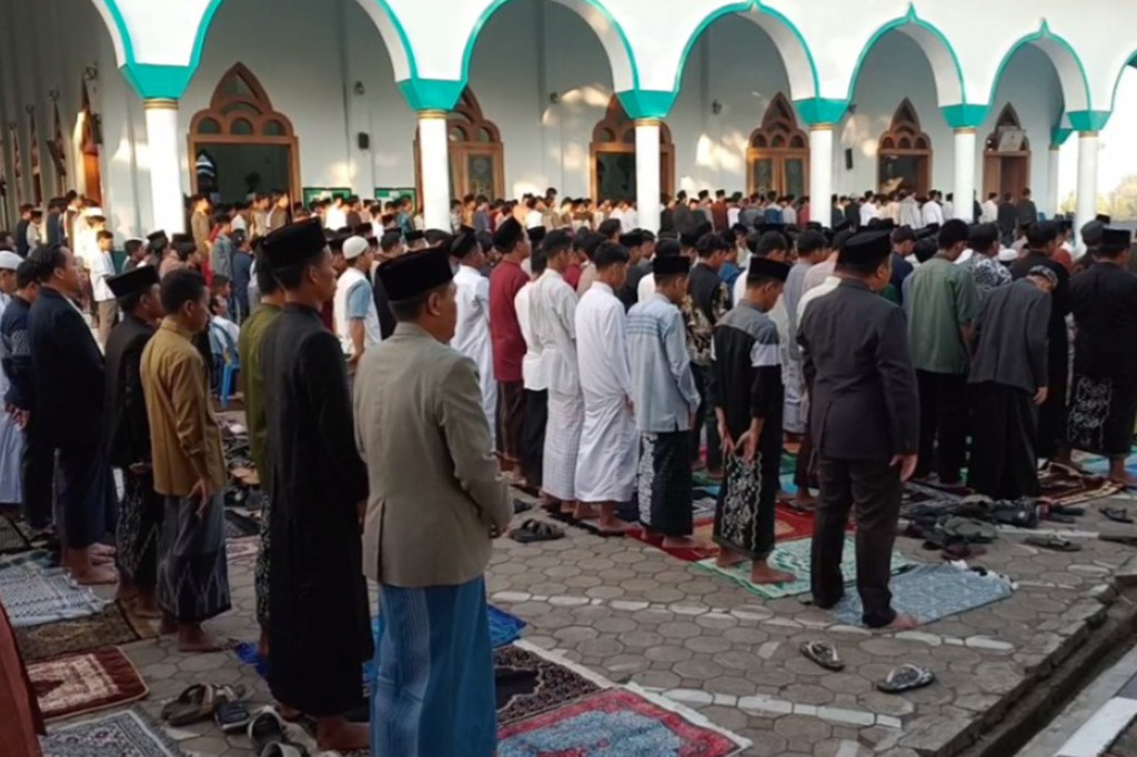 Berbeda dengan pemerintah yang menetapkan Iduladha pada hari Senin, 17 Juni 2024, pihak gontor menjelaskan, keputusan melaksanakan salat Iduladha lebih awal ini karena sesuai dengan mekkah, serta seperti kebanyakan negara-negara Islam di dunia. Hal ini berlaku untuk seluruh cabang Gontor di Indonesia.