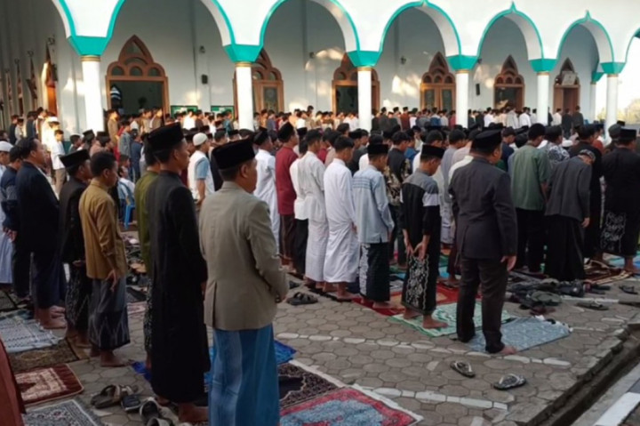 Berbeda dengan pemerintah yang menetapkan Iduladha pada hari Senin, 17 Juni 2024, pihak gontor menjelaskan, keputusan melaksanakan salat Iduladha lebih awal ini karena sesuai dengan mekkah, serta seperti kebanyakan negara-negara Islam di dunia. Hal ini berlaku untuk seluruh cabang Gontor di Indonesia.