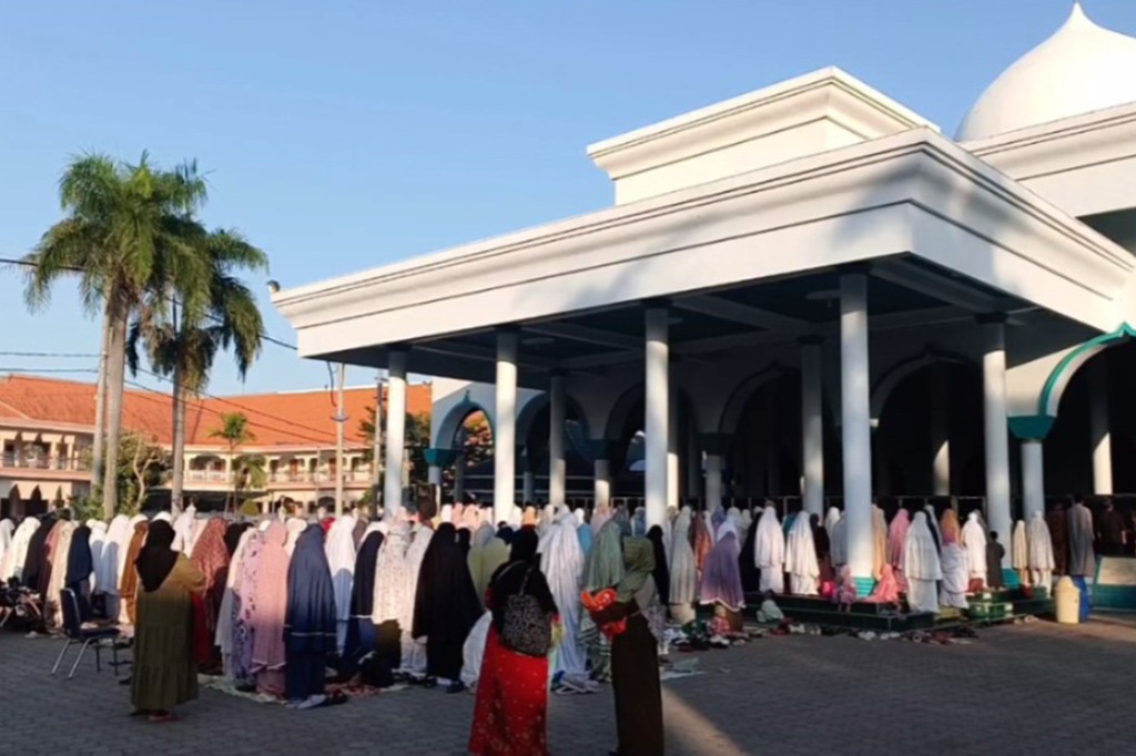 Usai pelaksanakan salat Id, jemaah bersama panitia kurban lalu melaksanakan penyembelihan hewan kurban. UNIDA Gontor tahun ini menyembelih 12 ekor sapi serta tujuh ekor kambing. Sementara di kampus Gontor pusat menyembelih sebanyak 36 ekor sapi, dua ekor kerbau, dan 64 ekor kambing.