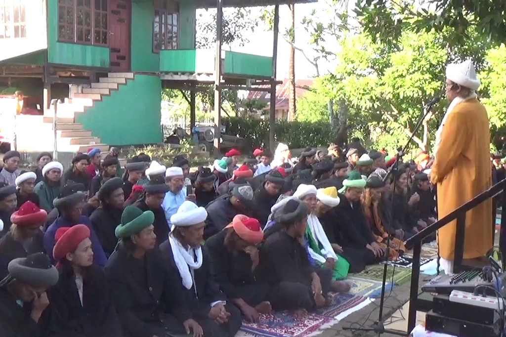 Jemaah yang sudah lama bermukim di sekitar Danau Mawang, Kecamatan Bontomarannu, Gowa tersebut, memang selalu melaksanakan lebaran lebih awal. Tapi itu semua ada alasannya. Mereka mengaku melakukan penetapan awal bulan Zulhijjaah dengan metode melihat tanda alam.