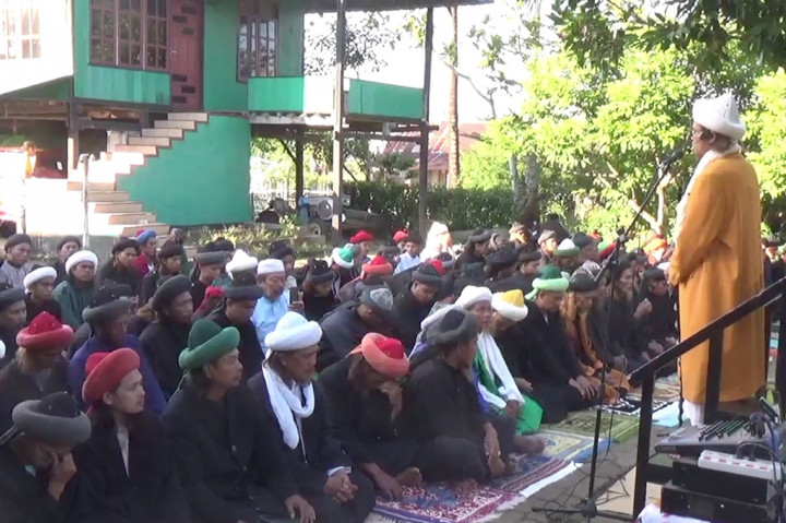 Jemaah yang sudah lama bermukim di sekitar Danau Mawang, Kecamatan Bontomarannu, Gowa tersebut, memang selalu melaksanakan lebaran lebih awal. Tapi itu semua ada alasannya. Mereka mengaku melakukan penetapan awal bulan Zulhijjaah dengan metode melihat tanda alam.