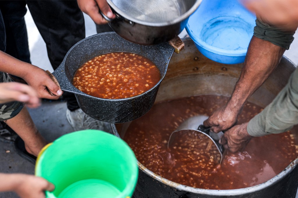 Sabtu kemarin, UNRWA mencatat bahwa dengan pembatasan akses kemanusiaan yang terus berlanjut, masyarakat Gaza terus menghadapi tingkat kelaparan parah.