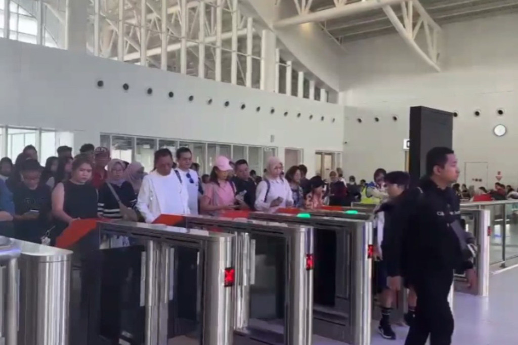 Sebanyak 75 ribu tiket kereta cepat Jakarta-Bandung atau Whoosh untuk perjalanan selama Long Weekend Iduladha periode 14 hingga 18 Juni 2024 telah habis terjual. 