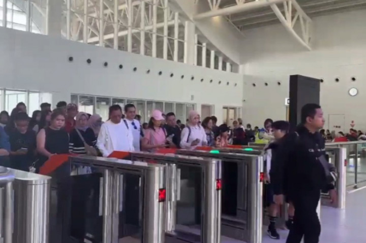 Sebanyak 75 ribu tiket kereta cepat Jakarta-Bandung atau Whoosh untuk perjalanan selama Long Weekend Iduladha periode 14 hingga 18 Juni 2024 telah habis terjual. 