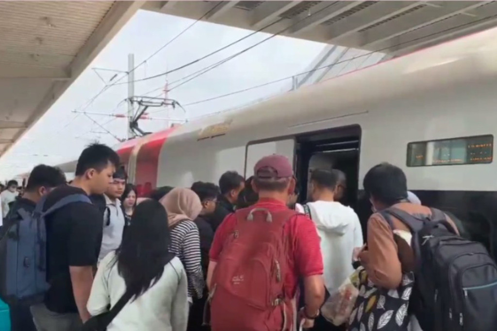 PT KCIC memprediksikan lonjakan penumpang masih akan terjadi pada hari Minggu ini, dan jumlahnya akan terus meningkat di bandikan pada dua hari sebelumnya.