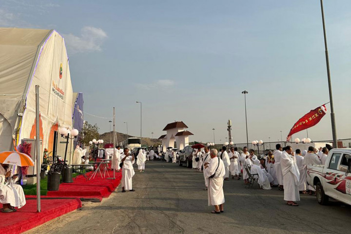 Dalam rilis yang disiarkan oleh Kemenag di Jakarta, Sabtu, jemaah haji dari seluruh dunia termasuk Indonesia sedang melaksanakan prosesi wukuf di Arafah pada 9 Zulhijah 2024 atau 15 Juni 2024. Waktu wukuf di Arafah dimulai setelah tergelincirnya matahari (waktu Zuhur) pada hari Arafah.
