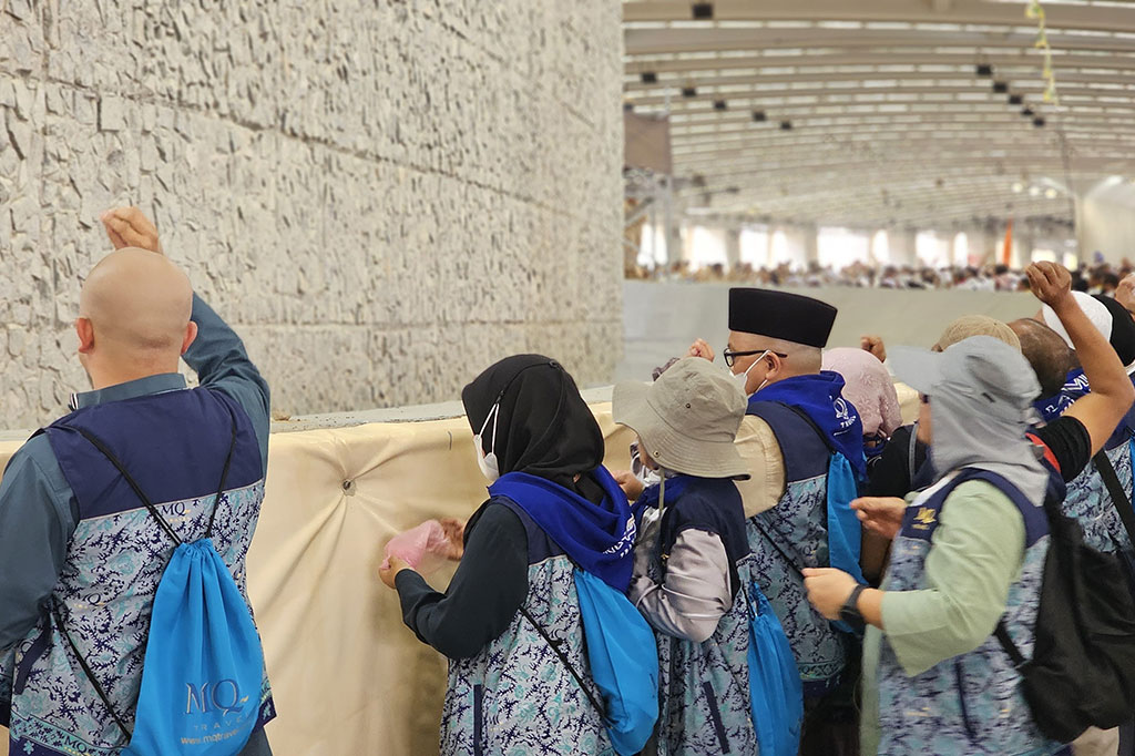 Jutaan jemaah haji dari seluruh dunia, termasuk Indonesia pada Minggu, 16 Juni 2024, beralih ke Mina untuk melempar jumrah Aqabah yang merupakan bagian dari puncak haji.