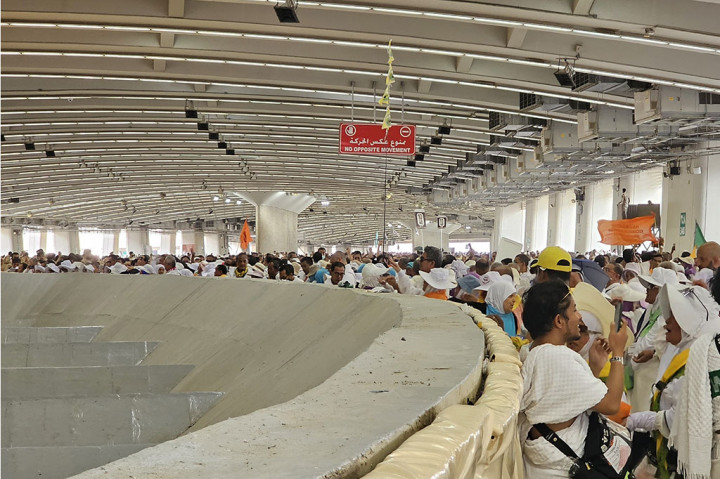 Lempar jumrah merupakan bagian dari rangkaian prosesi ibadah haji sebagai perlawanan terhadap setan. Hal ini merupakan tindakan yang mencontoh Nabi Ibrahim ketika dia dan putranya, Nabi Ismail, mendapatkan godaan setan.