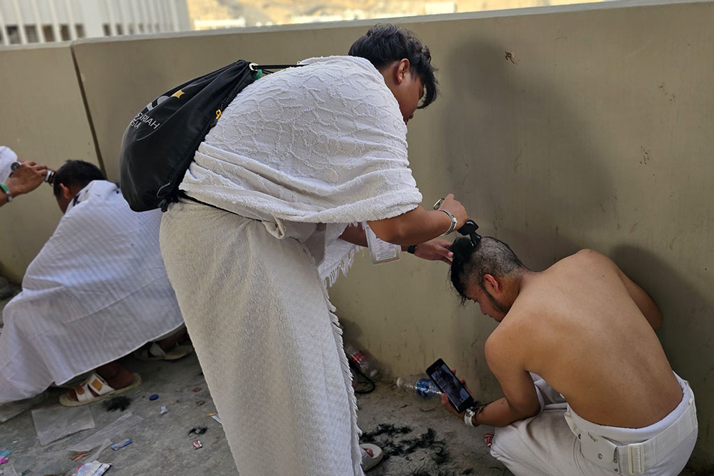 Setelah melempar jumrah Aqabah, jemaah haji melanjutkan dengan tahalul atau mencukur rambut yang dikenal dengan tahalul awal dan melepas pakaian ihram dengan pakaian biasa.