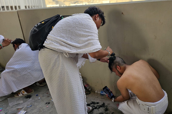 Setelah melempar jumrah Aqabah, jemaah haji melanjutkan dengan tahalul atau mencukur rambut yang dikenal dengan tahalul awal dan melepas pakaian ihram dengan pakaian biasa.