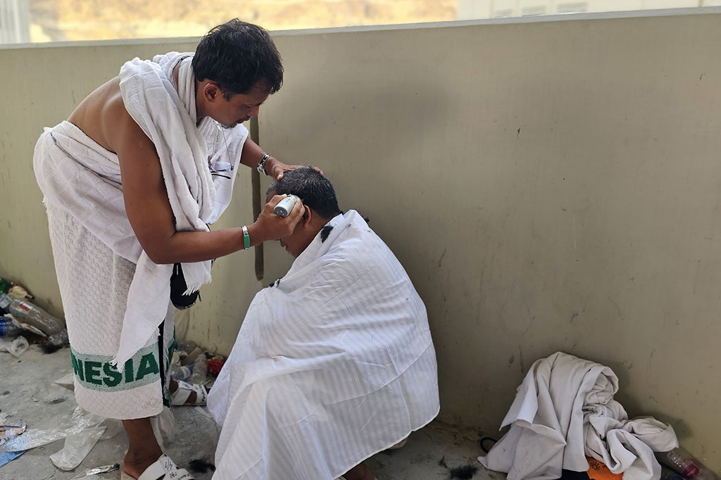 Mereka terlihat secara bergantian menggunduli kepala sesama peserta haji.