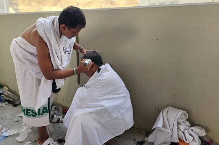 Mereka terlihat secara bergantian menggunduli kepala sesama peserta haji.