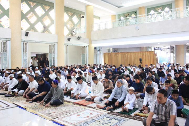 Pantauan Medcom.id, warga sekitar mulai berdatangan sejak pukul 06.00 WIB. Mulai dari anak-anak hingga orang dewasa datang. Mereka datang dengan membawa perlengkapan salatnya masing-masing.