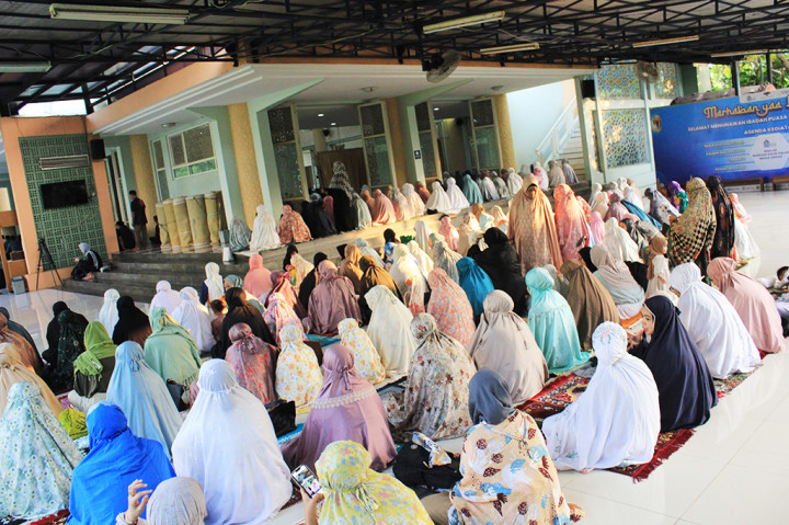 Tidak hanya karyawan Media Group, salat juga dihadiri oleh sejumlah masyarakat sekitar.