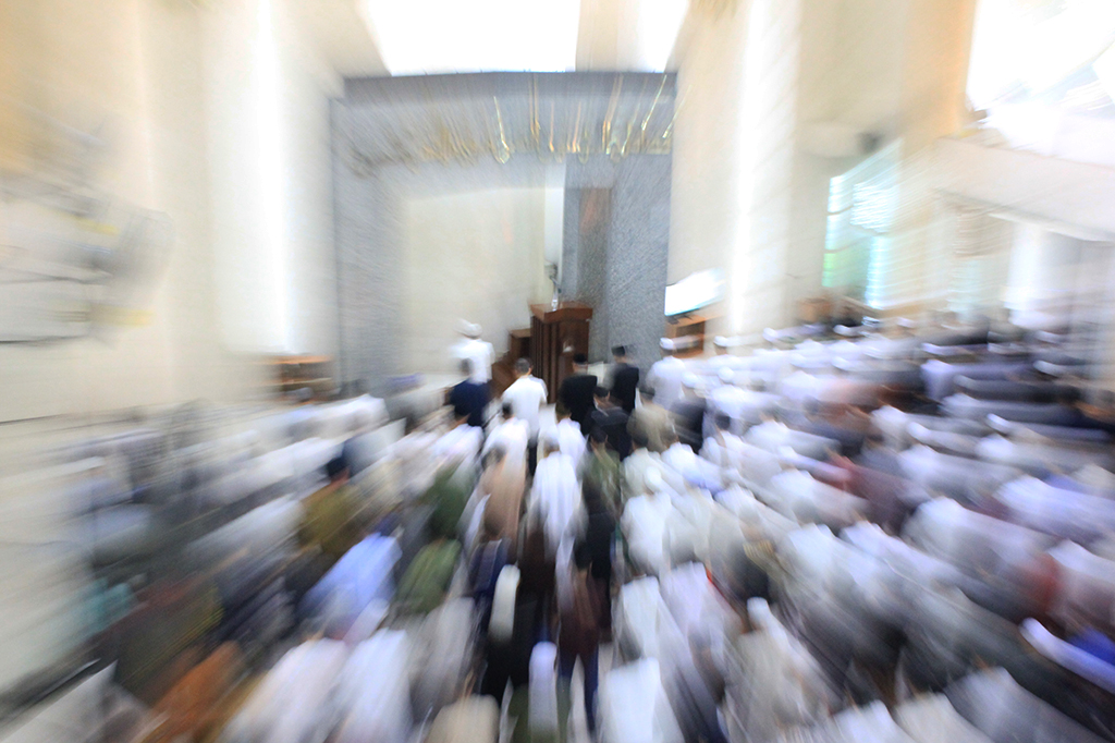 Salat diimami oleh Divisi Dakwah DKM Nursiah Daud Paloh, Ustaz Ferdiansyah.