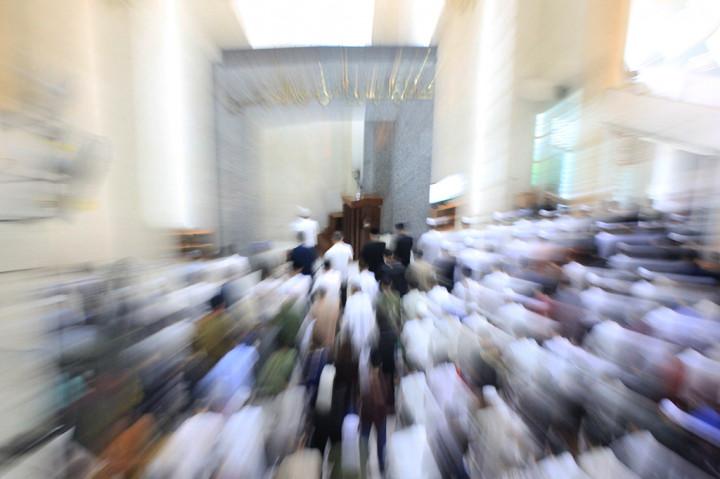 Salat diimami oleh Divisi Dakwah DKM Nursiah Daud Paloh, Ustaz Ferdiansyah.
