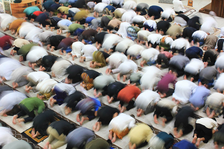 Bertindak sebagai Khatib, yakni Ustaz Yusup Hidayat, yang juga merupakan Dekan Fakultas Hukum Universitas Al-Azhar Indonesia.