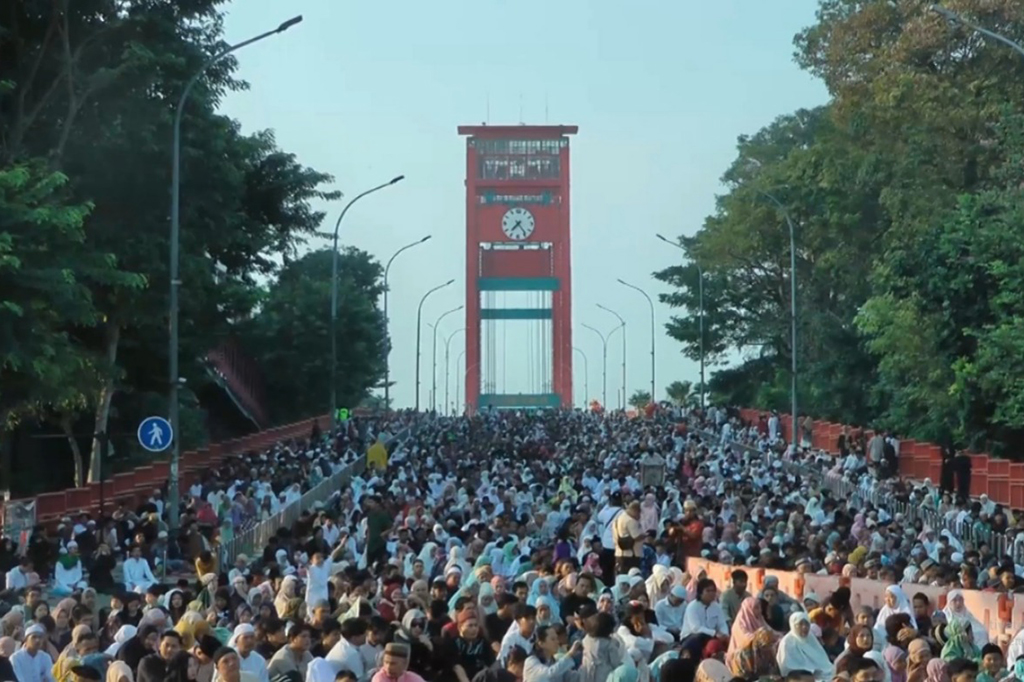 Ribuan umat muslim di Kota Palembang membanjiri Masjid Agung Sultan Mahmud Jayo Wikramo atau yang dikenal dengan nama Masjid Agung Palembang, untuk melaksanakan salat Iduladha, Senin, 17 Juni 2024. 