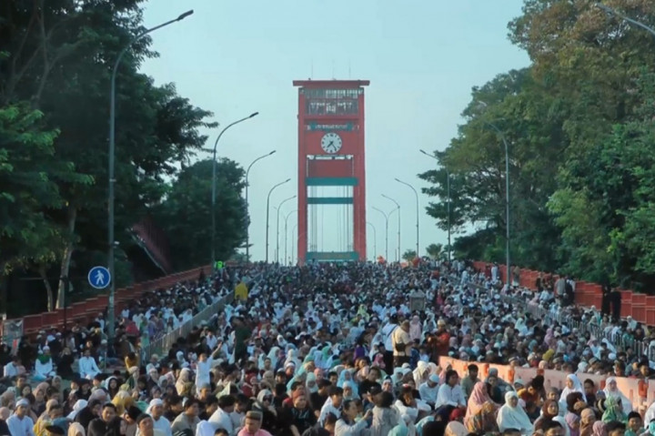 Ribuan umat muslim di Kota Palembang membanjiri Masjid Agung Sultan Mahmud Jayo Wikramo atau yang dikenal dengan nama Masjid Agung Palembang, untuk melaksanakan salat Iduladha, Senin, 17 Juni 2024. 