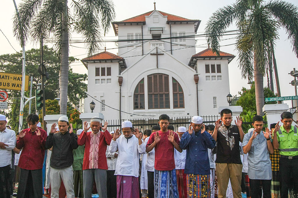 Pelaksanaan salat id dilaksanakan dengan menutup sementara jalan Matraman Raya dari arah Matraman menuju Jatinegara maupun Cakung, dan salat Id berjalan dengan hikmat dan lancar tanpa ada gangguan.