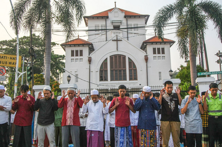 Pelaksanaan salat id dilaksanakan dengan menutup sementara jalan Matraman Raya dari arah Matraman menuju Jatinegara maupun Cakung, dan salat Id berjalan dengan hikmat dan lancar tanpa ada gangguan.