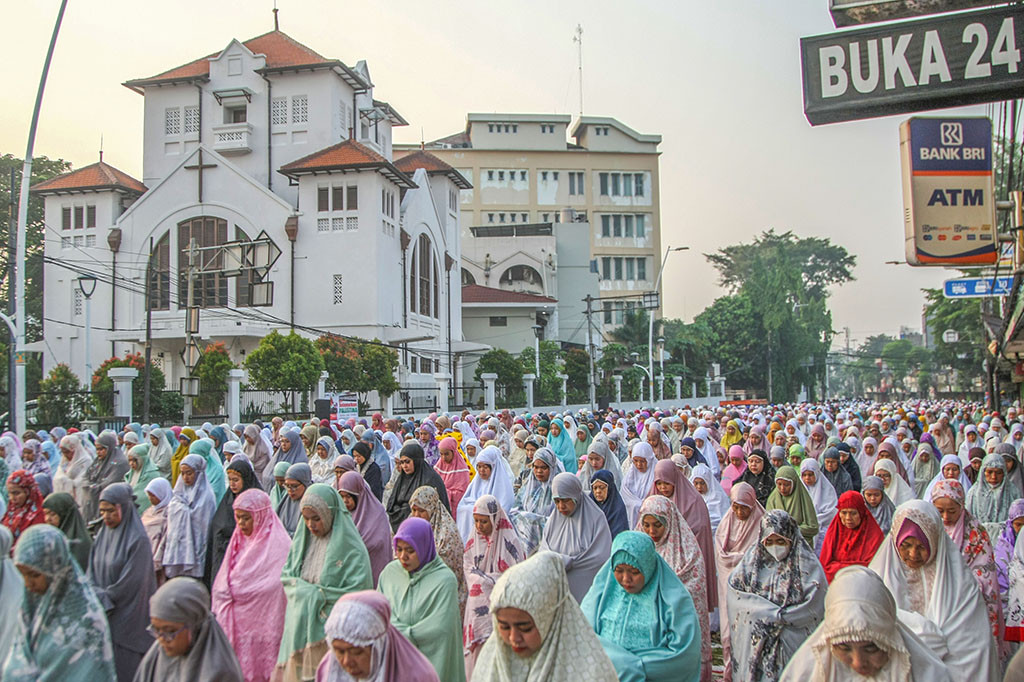 Ribuan warga yang berada du sekitar Matraman dan Jatinegara, Jakarta Timur menggelar salat Iduladha di Jalan Matraman Raya, tepatnya di depan Gereja Koinonia. Tidak hanya salat Iduladha, pelaksanaan salat Idulfitri juga kerap dilakukan di lokasi tersebut, dan sudah berlangsung sejak tahun 2005. Ini menunjukan toleransi antar umat beragama di lokasi tersebut sudah terjalin cukup lama.
